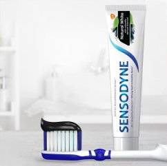 Sensodyne Natural White Charcoal bělící zubní pasta, 75ml